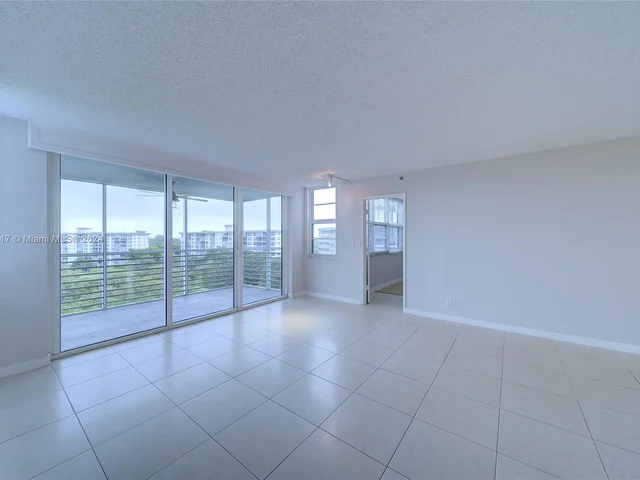 4015 W Palm Aire Dr # 902, Pompano Beach FL 33069