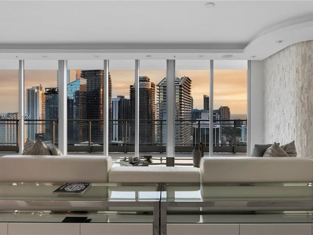 92 SW 3rd St # 4004, Miami FL 33130