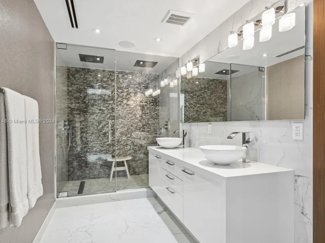 92 SW 3rd St # 4004, Miami FL 33130