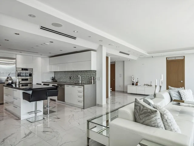 92 SW 3rd St # 4004, Miami FL 33130