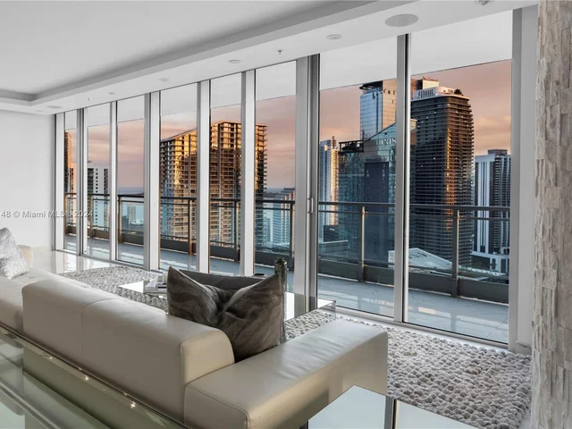 92 SW 3rd St # 4004, Miami FL 33130