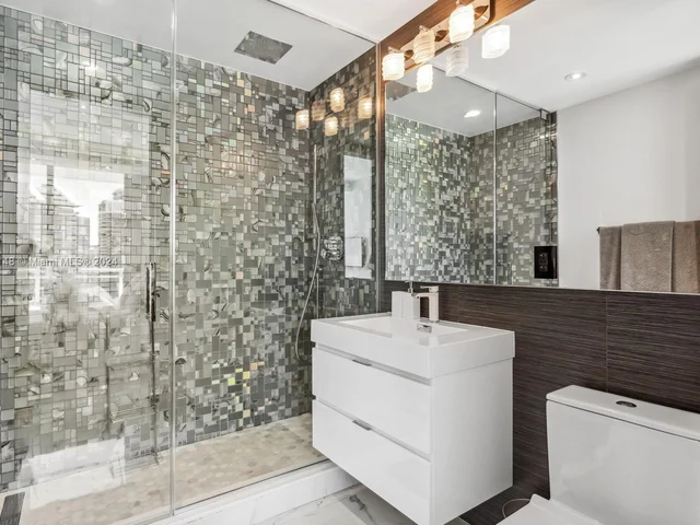 92 SW 3rd St # 4004, Miami FL 33130