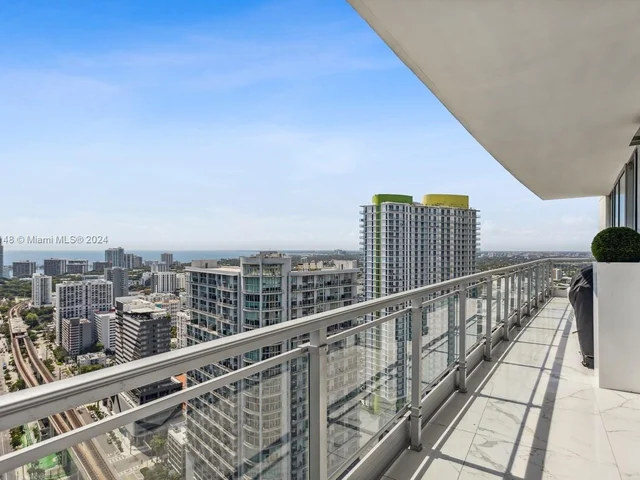 92 SW 3rd St # 4004, Miami FL 33130