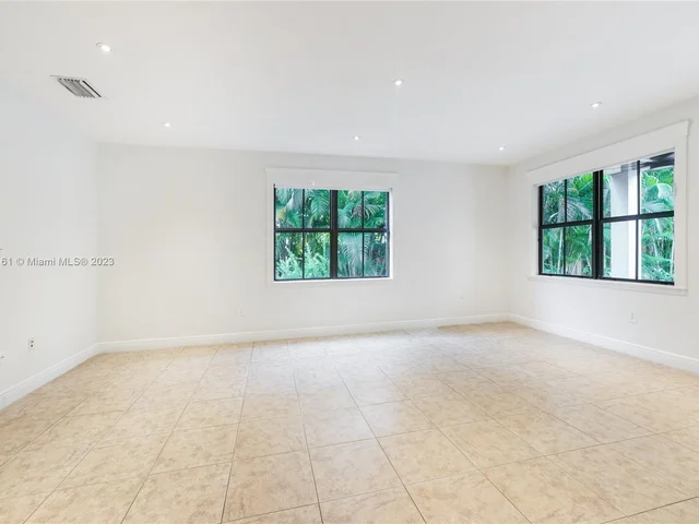 810 NW 104th Ave, Miami FL 33172