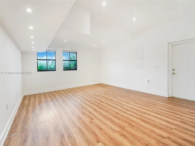 810 NW 104th Ave, Miami FL 33172