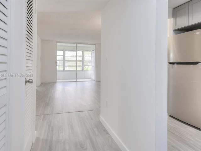 7991 N Sunrise Lakes Dr # 211, Sunrise FL 33322