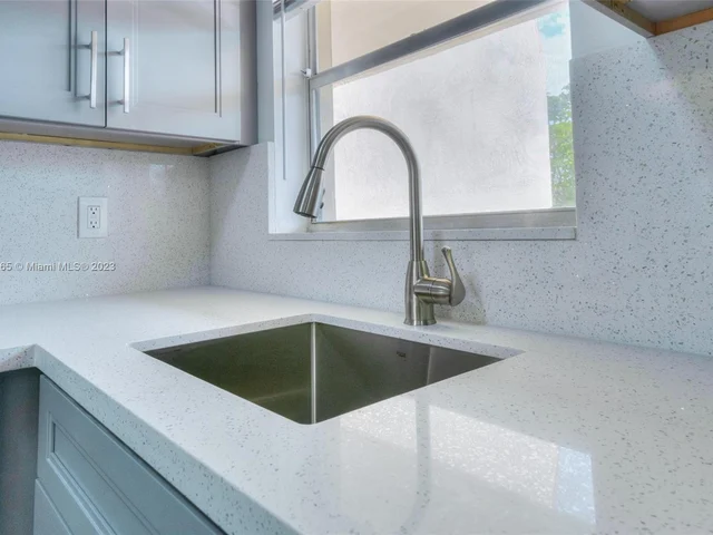 7991 N Sunrise Lakes Dr # 211, Sunrise FL 33322