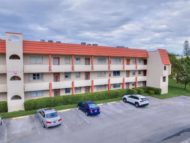 7991 N Sunrise Lakes Dr # 211, Sunrise FL 33322