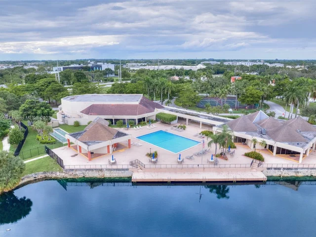 7991 N Sunrise Lakes Dr # 211, Sunrise FL 33322