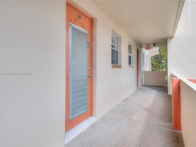 7991 N Sunrise Lakes Dr # 211, Sunrise FL 33322