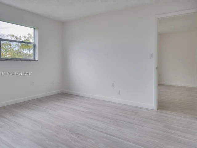 7991 N Sunrise Lakes Dr # 211, Sunrise FL 33322