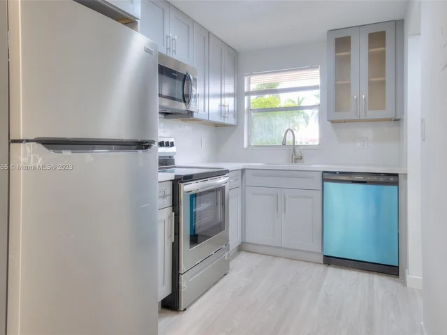 7991 N Sunrise Lakes Dr # 211, Sunrise FL 33322