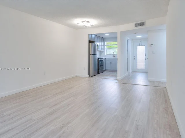 7991 N Sunrise Lakes Dr # 211, Sunrise FL 33322