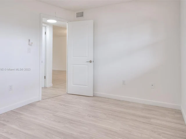 7991 N Sunrise Lakes Dr # 211, Sunrise FL 33322