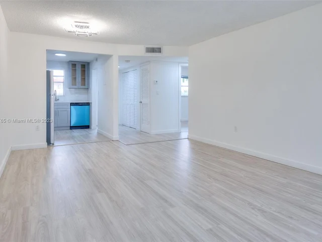 7991 N Sunrise Lakes Dr # 211, Sunrise FL 33322