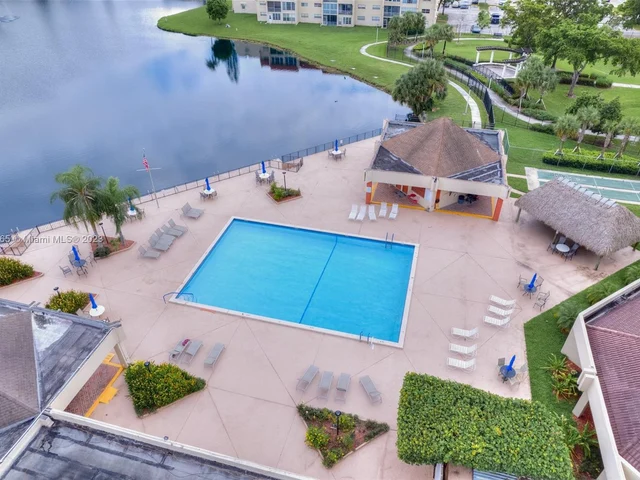 7991 N Sunrise Lakes Dr # 211, Sunrise FL 33322