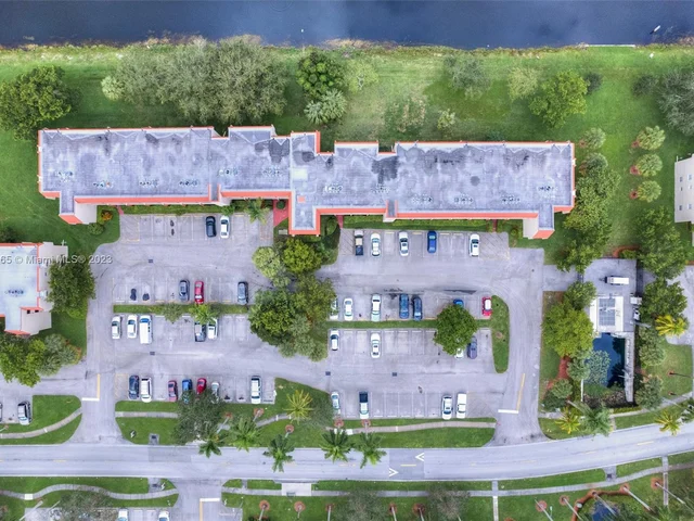 7991 N Sunrise Lakes Dr # 211, Sunrise FL 33322