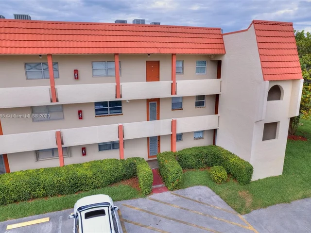 7991 N Sunrise Lakes Dr # 211, Sunrise FL 33322