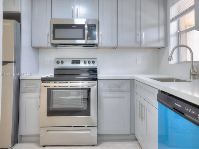 7991 N Sunrise Lakes Dr # 211, Sunrise FL 33322