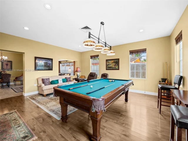 1024 NE 6th St, Hallandale Beach FL 33009