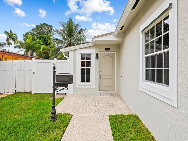 1024 NE 6th St, Hallandale Beach FL 33009