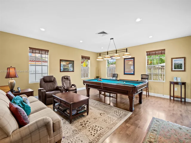 1024 NE 6th St, Hallandale Beach FL 33009