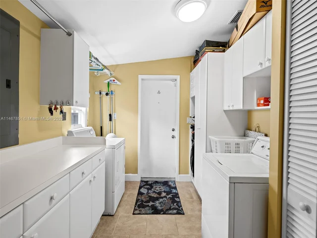 1024 NE 6th St, Hallandale Beach FL 33009