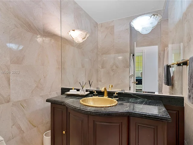 5640 Collins Ave # 8A, Miami Beach FL 33140