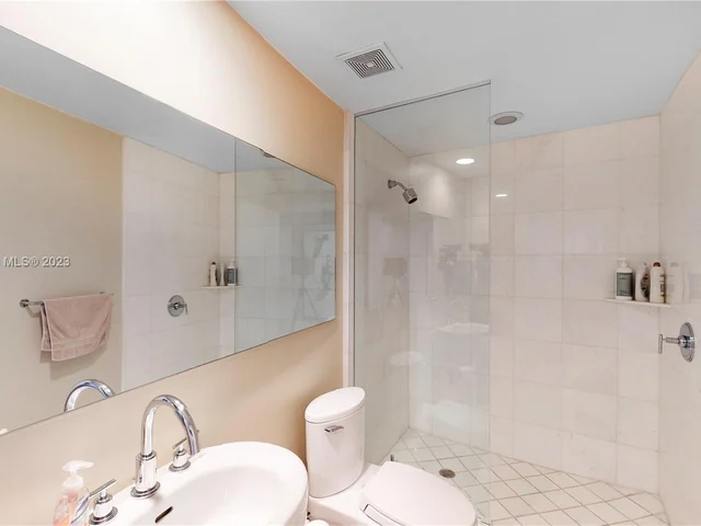 2950 NE 188th St # 423, Aventura FL 33180