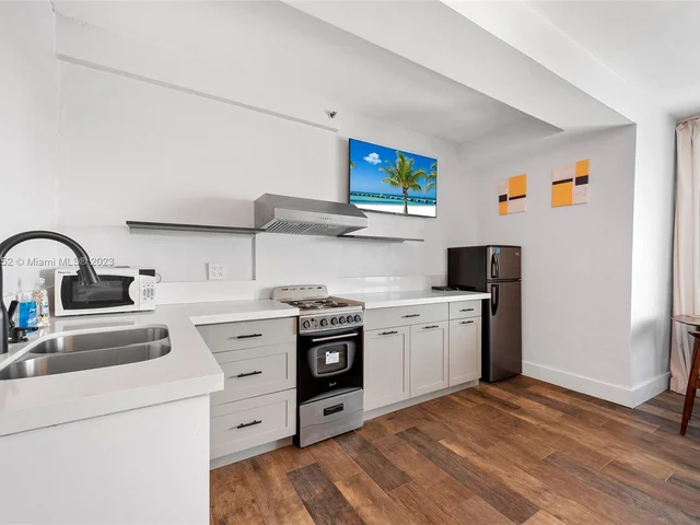 6345 Collins Ave # 814, Miami Beach FL 33141