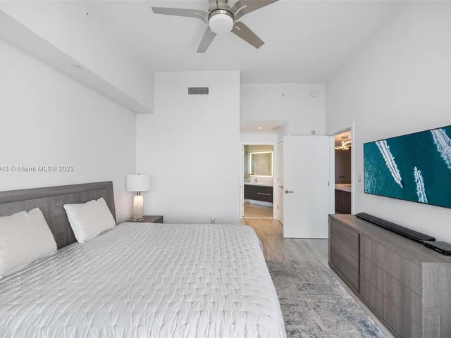 851 NE 1st Ave # 5106, Miami FL 33132