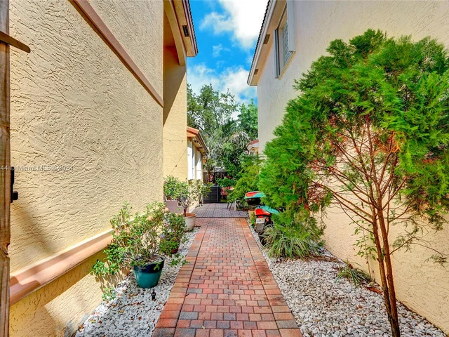 1251 Johnson Ct, Hollywood FL 33019