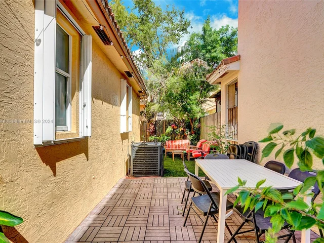 1251 Johnson Ct, Hollywood FL 33019