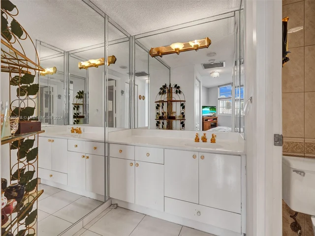 300 Bayview Dr # 901, Sunny Isles Beach FL 33160