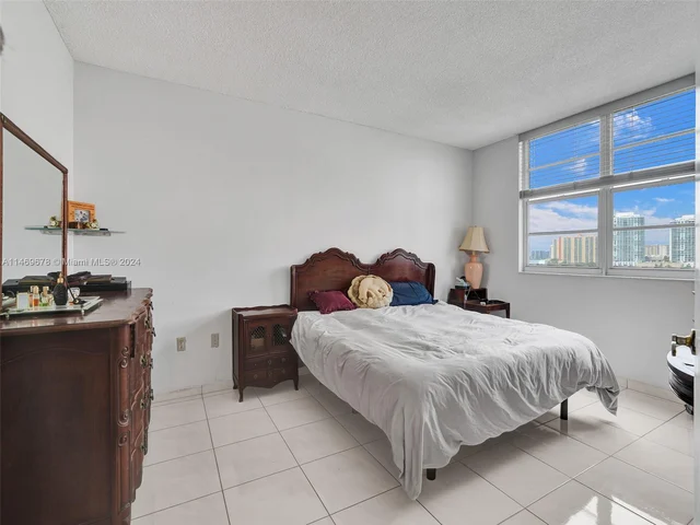 300 Bayview Dr # 901, Sunny Isles Beach FL 33160