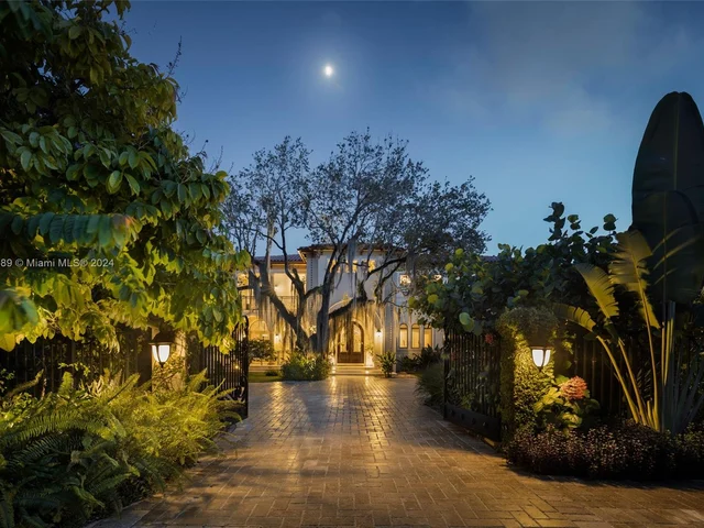 8860 SW 112th St, Miami FL 33176