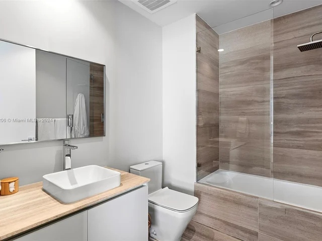 5775 Collins Ave # 1705, Miami Beach FL 33140