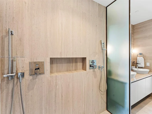 5775 Collins Ave # 1705, Miami Beach FL 33140