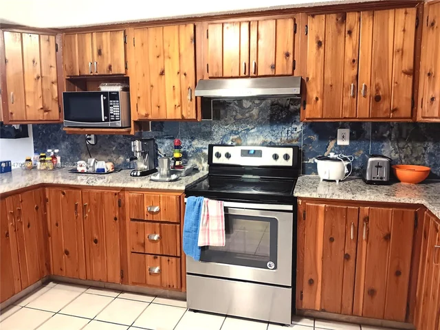 12215 SW 217th St, Miami FL 33170