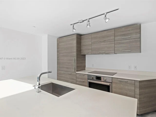 650 NE 32nd St # 3901, Miami FL 33137