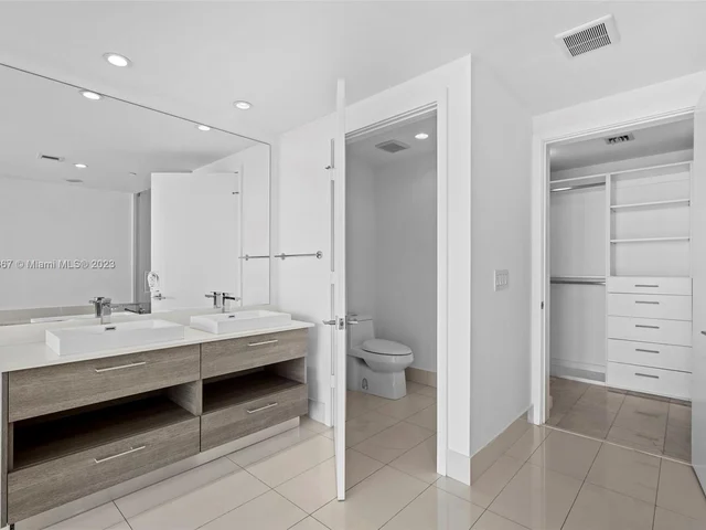 650 NE 32nd St # 3901, Miami FL 33137