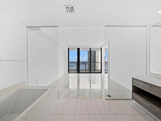 650 NE 32nd St # 3901, Miami FL 33137