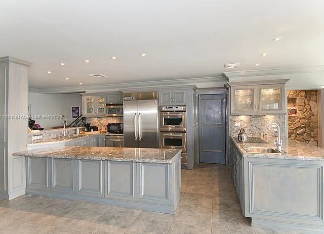 10875 N BAYSHORE DR, Miami FL 33161