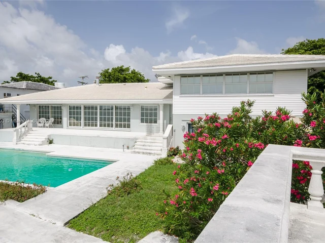 10875 N BAYSHORE DR, Miami FL 33161