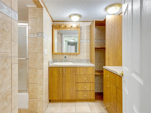 6039 Collins Ave # 408, Miami Beach FL 33140