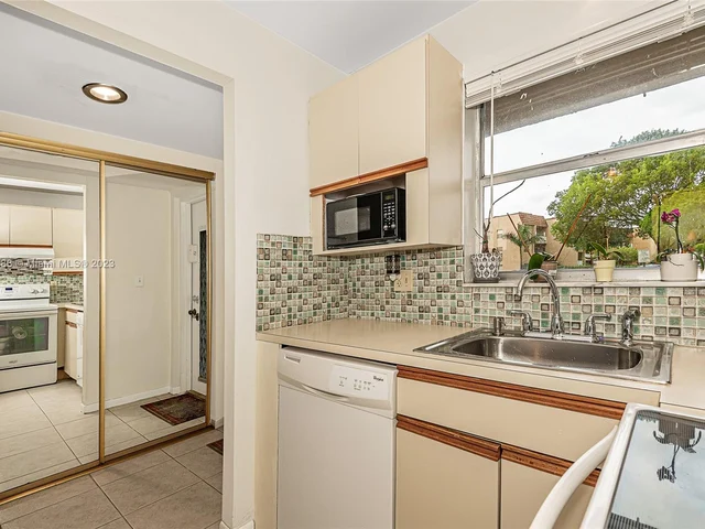 9010 Sunrise Lakes Blvd # 104, Sunrise FL 33322