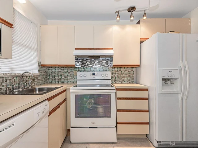 9010 Sunrise Lakes Blvd # 104, Sunrise FL 33322