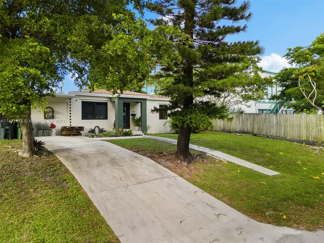 1061 NE 137th St, North Miami FL 33161