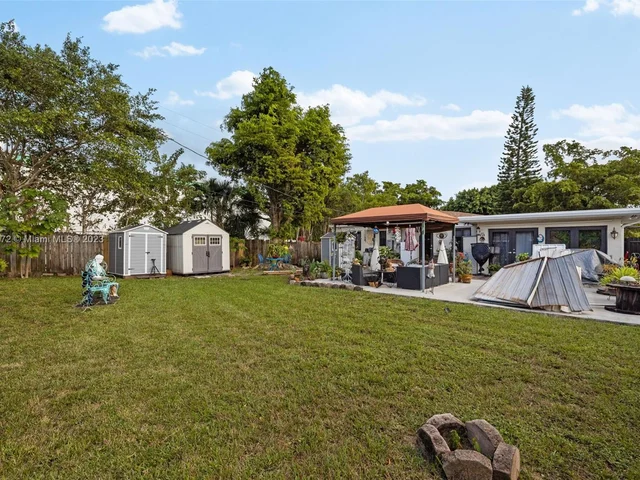 1061 NE 137th St, North Miami FL 33161