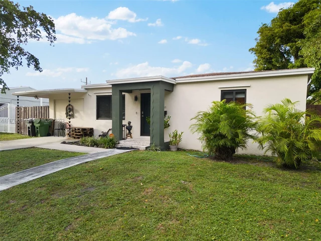 1061 NE 137th St, North Miami FL 33161